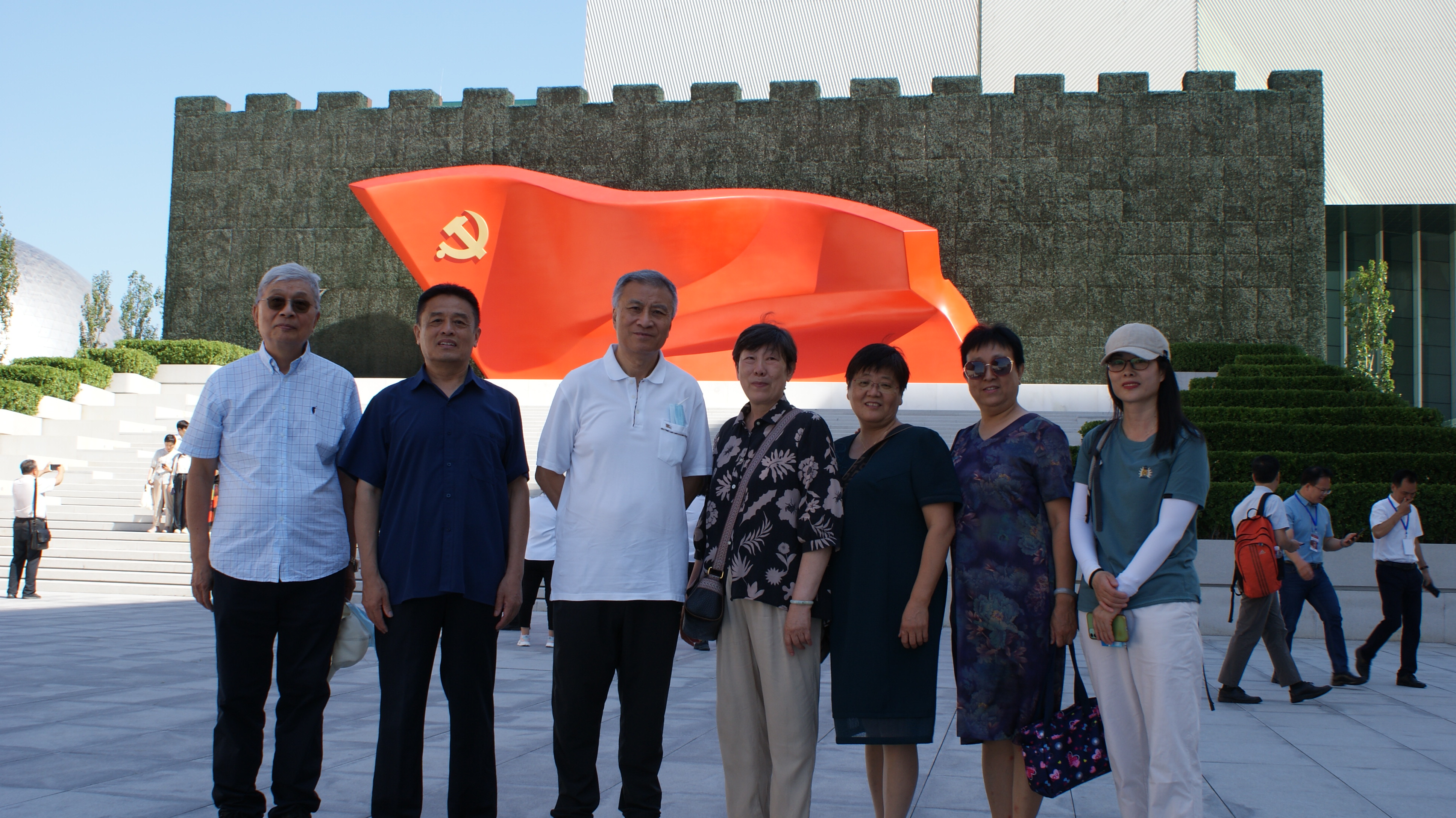 中国电影基金会党支部在中国共产党历史展览馆党旗前合影